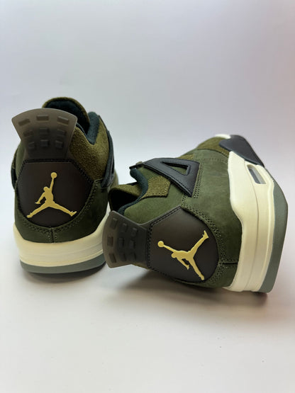 Rückansicht des Sneakers – Air Jordan 4 Craft Medium Olive mit Jumpman-Logo auf der Ferse