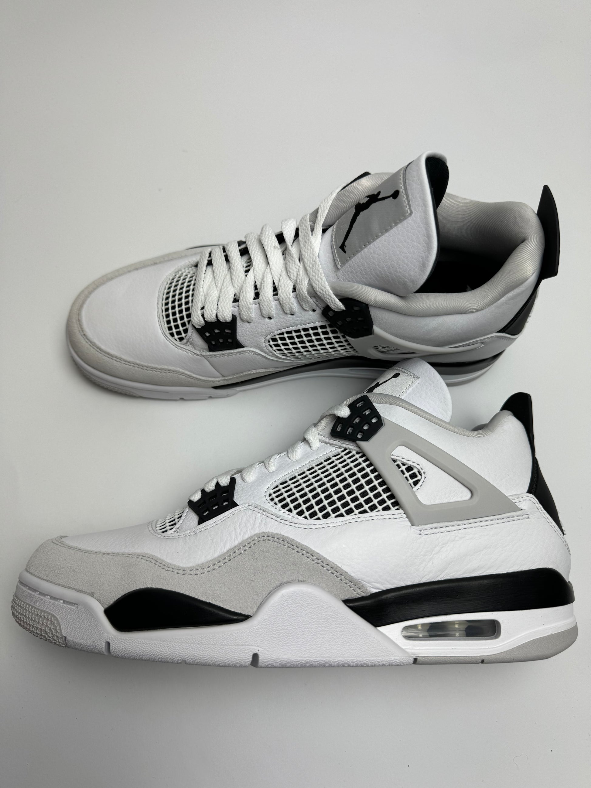 Air Jordan 4 Military Black – rechte Außenseite mit weißem Leder-Upper, neutral grey Nadelsuede und schwarzen Eyelets