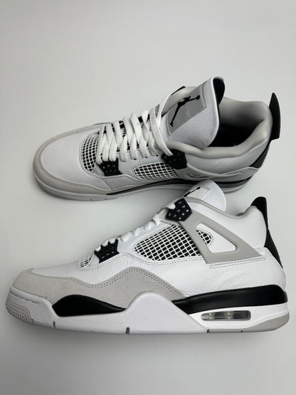 Air Jordan 4 Military Black – rechte Außenseite mit weißem Leder-Upper, neutral grey Nadelsuede und schwarzen Eyelets