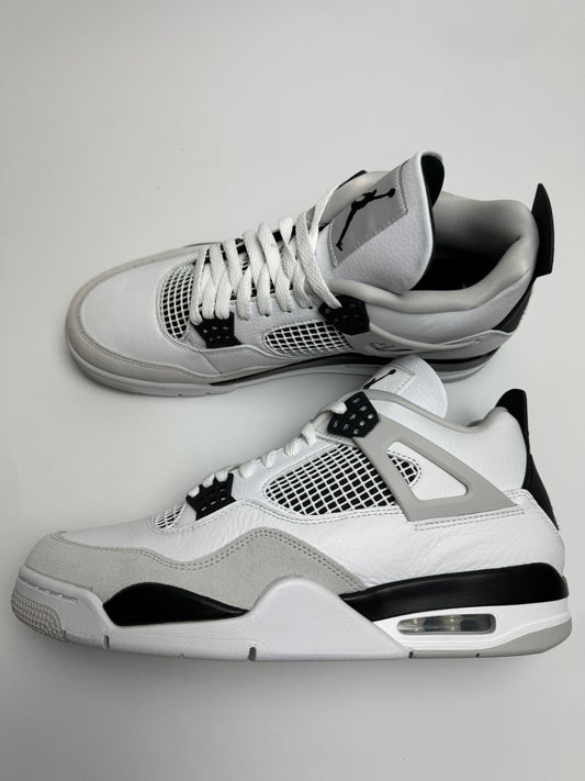 Air Jordan 4 Military Black – rechte Außenseite mit weißem Leder-Upper, neutral grey Nadelsuede und schwarzen Eyelets