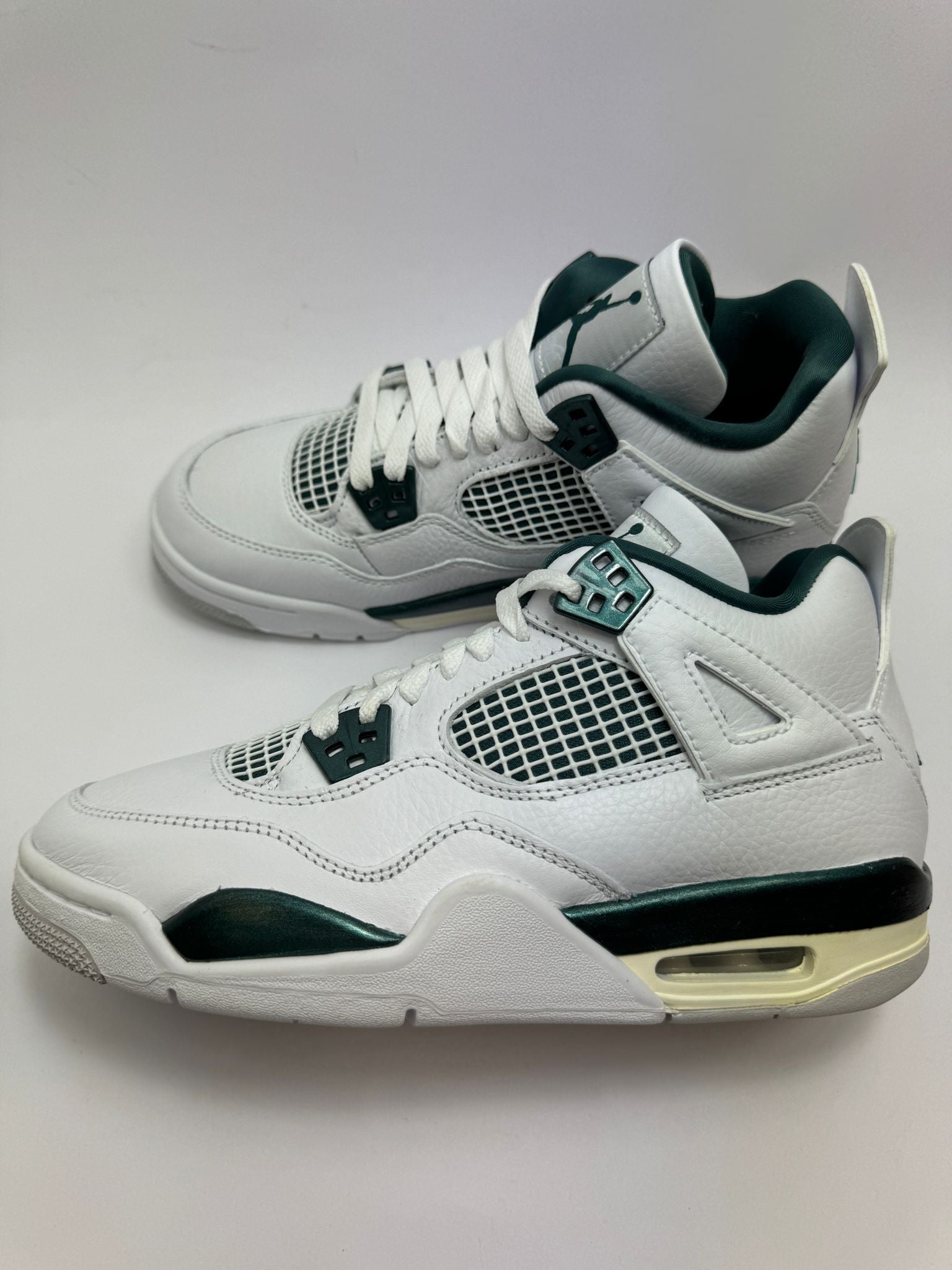 Air Jordan 4 Retro Oxidized Green GS Sneaker – rechte Seitenansicht in grün-beigen Tönen