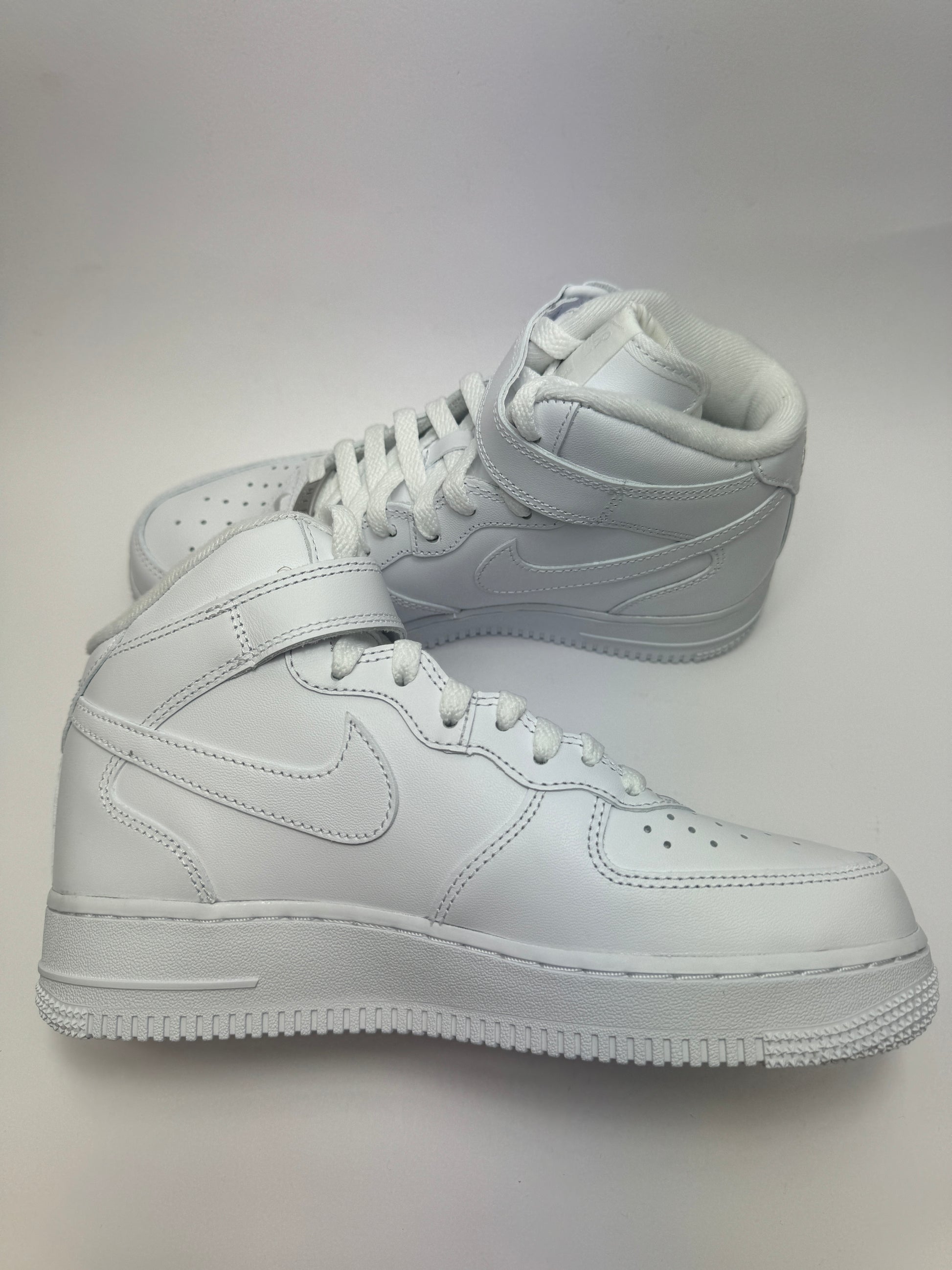 Innenansicht des Sneakers mit gepolstertem Kragen und Supreme Branding am Strap