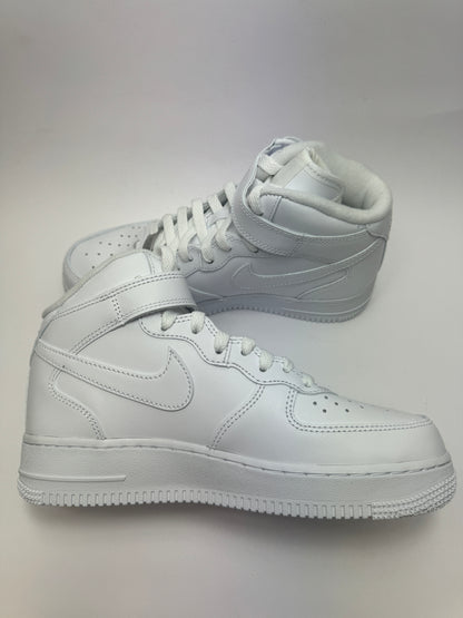 Innenansicht des Sneakers mit gepolstertem Kragen und Supreme Branding am Strap