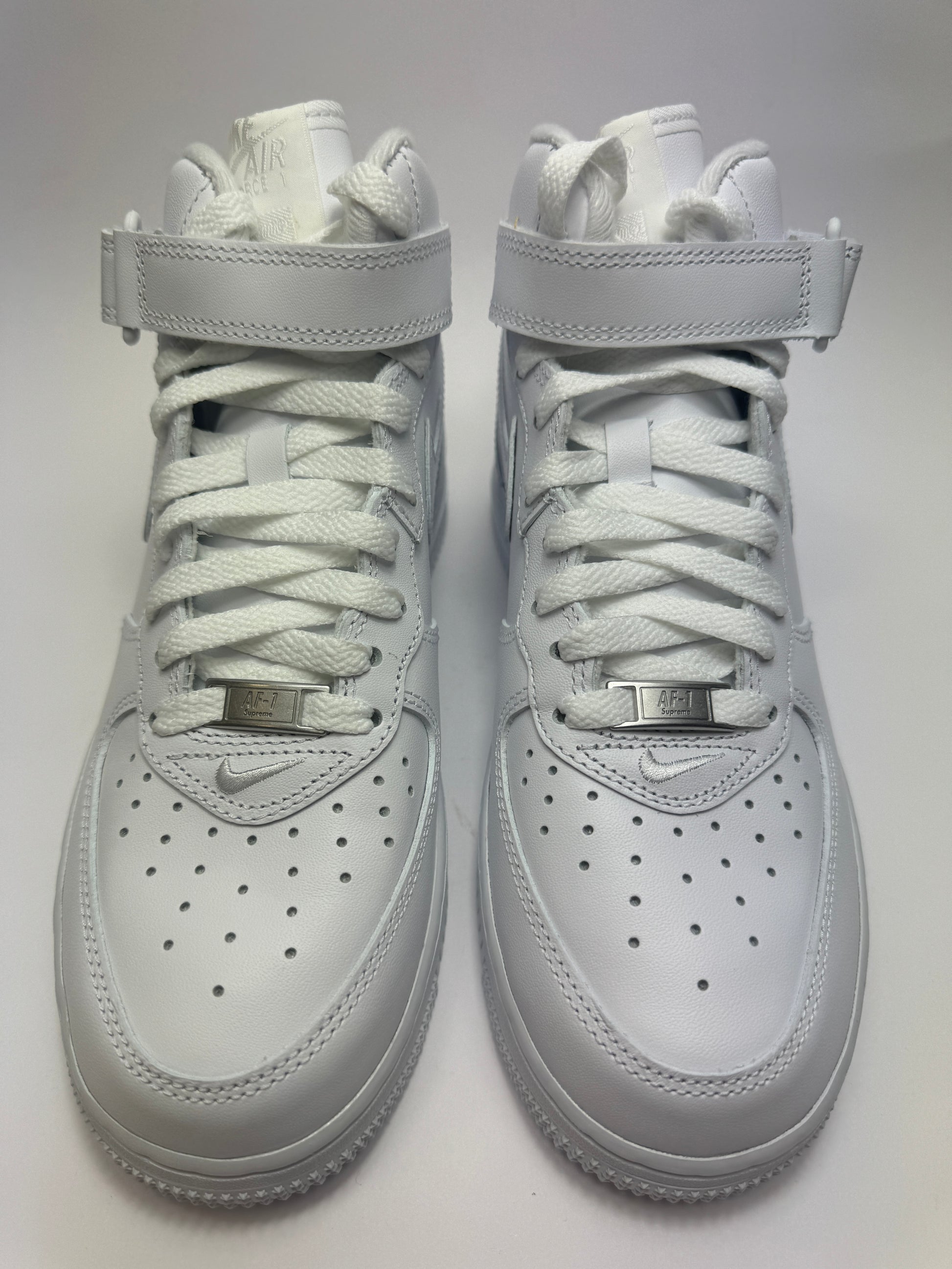 Draufsicht auf beide Sneaker mit klassischer AF1 Silhouette und perforierter Toebox.