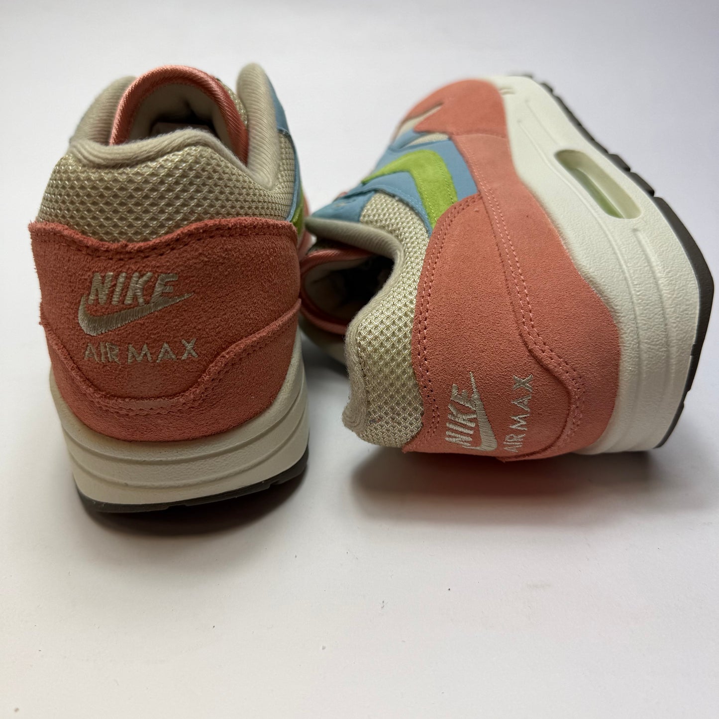 Rückansicht des Modells mit Nike Air Branding und kontrastreichen Details.