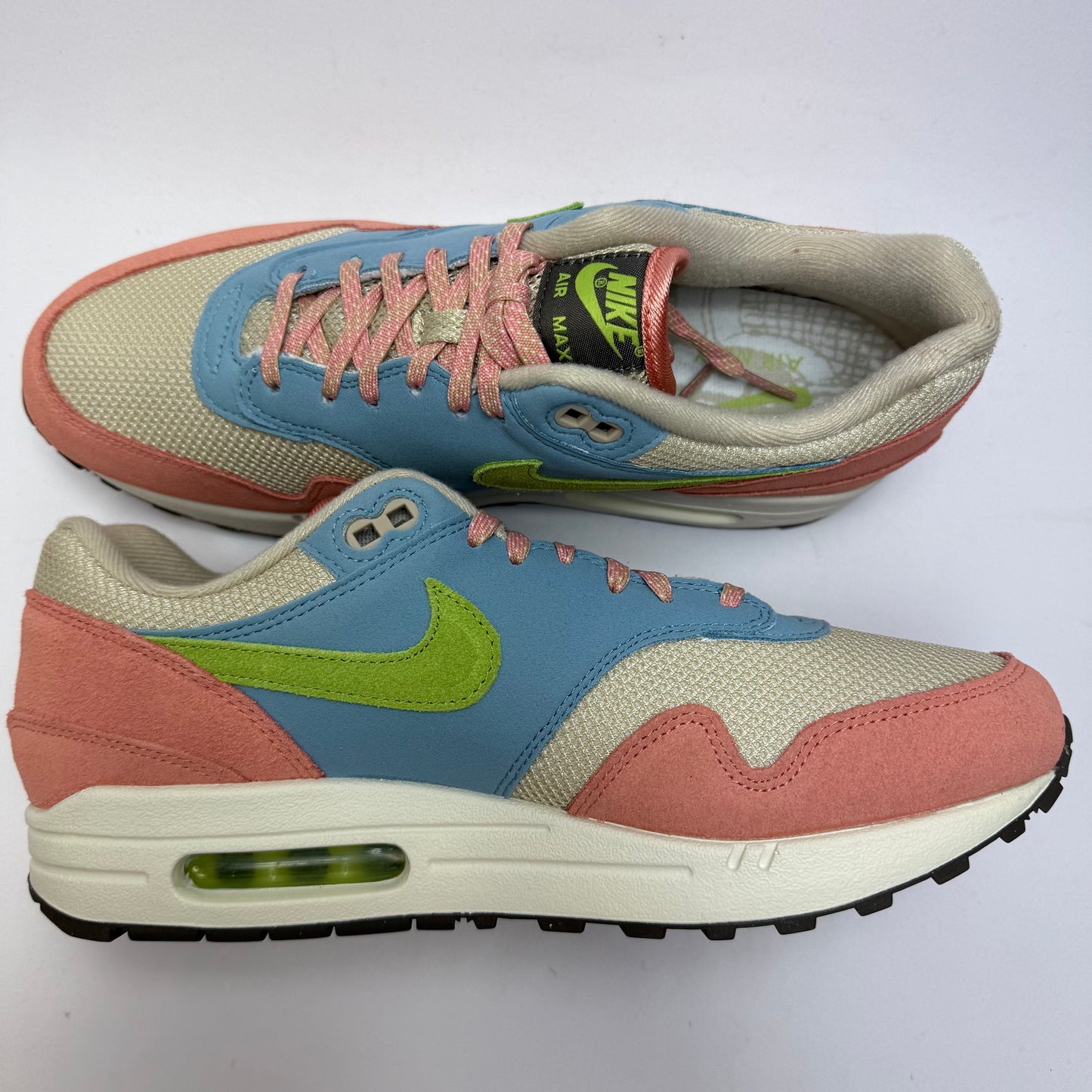 Innenansicht des Sneakers mit hochwertigen Suede-Overlays und klassischer Air Max Silhouette.
