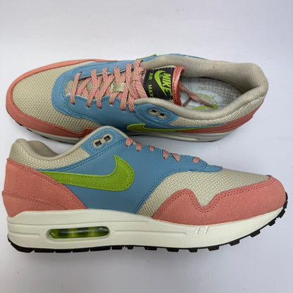 Innenansicht des Sneakers mit hochwertigen Suede-Overlays und klassischer Air Max Silhouette.