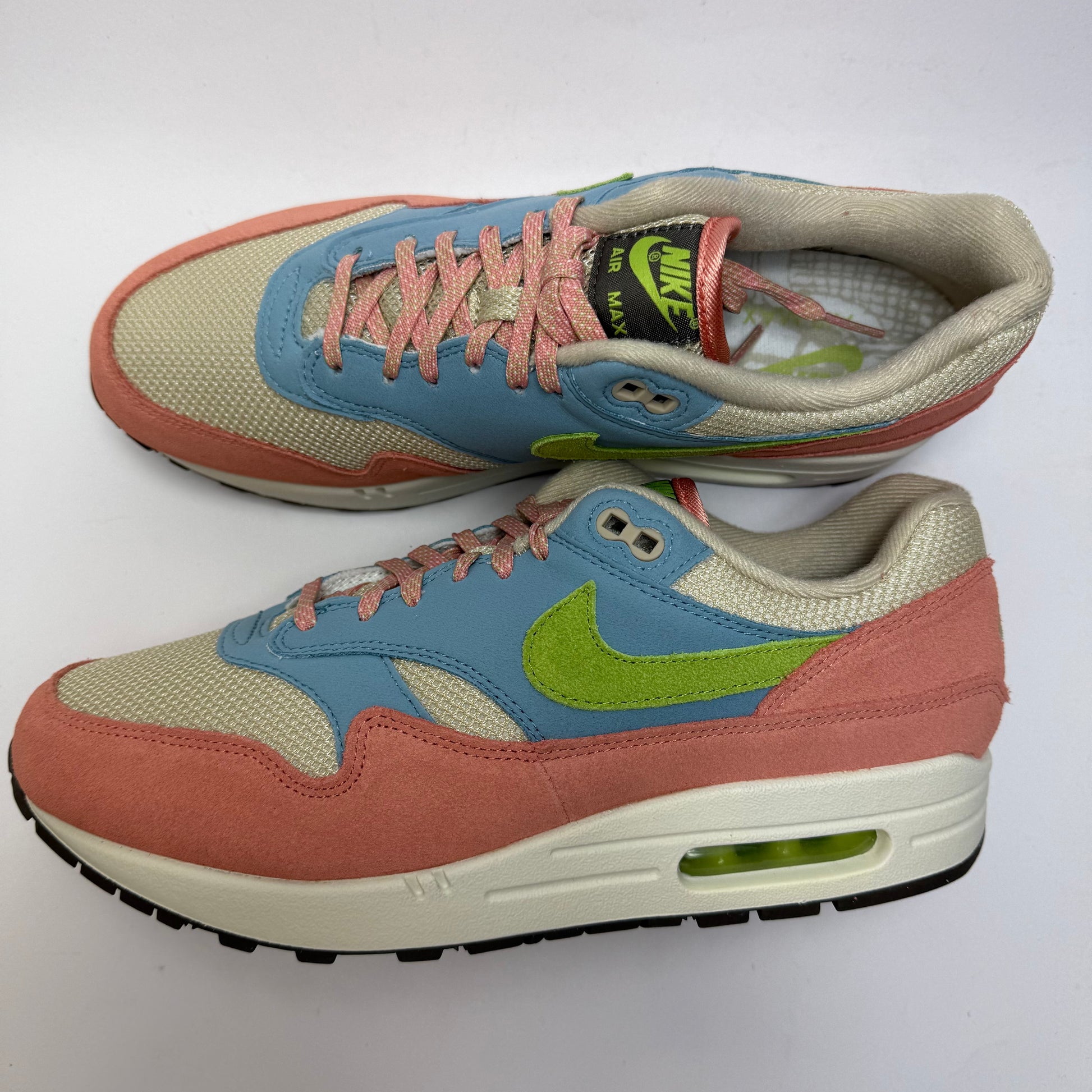 Seitenansicht des Nike Air Max 1 Light Madder Root mit warmen Erdtönen und sichtbarer Air Unit.