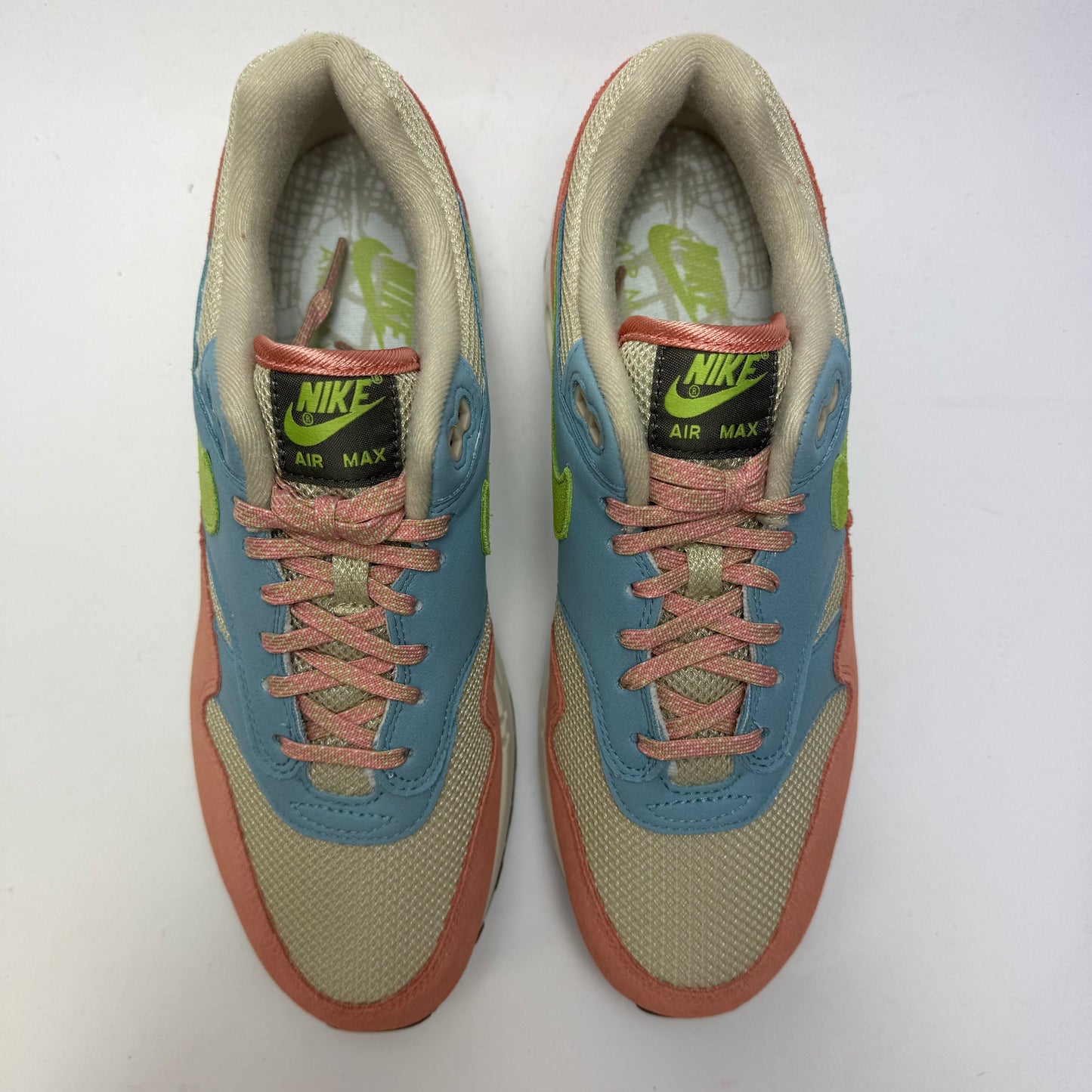 Draufsicht auf beide Sneaker mit harmonischem Colorblocking und Mesh-Toebox.