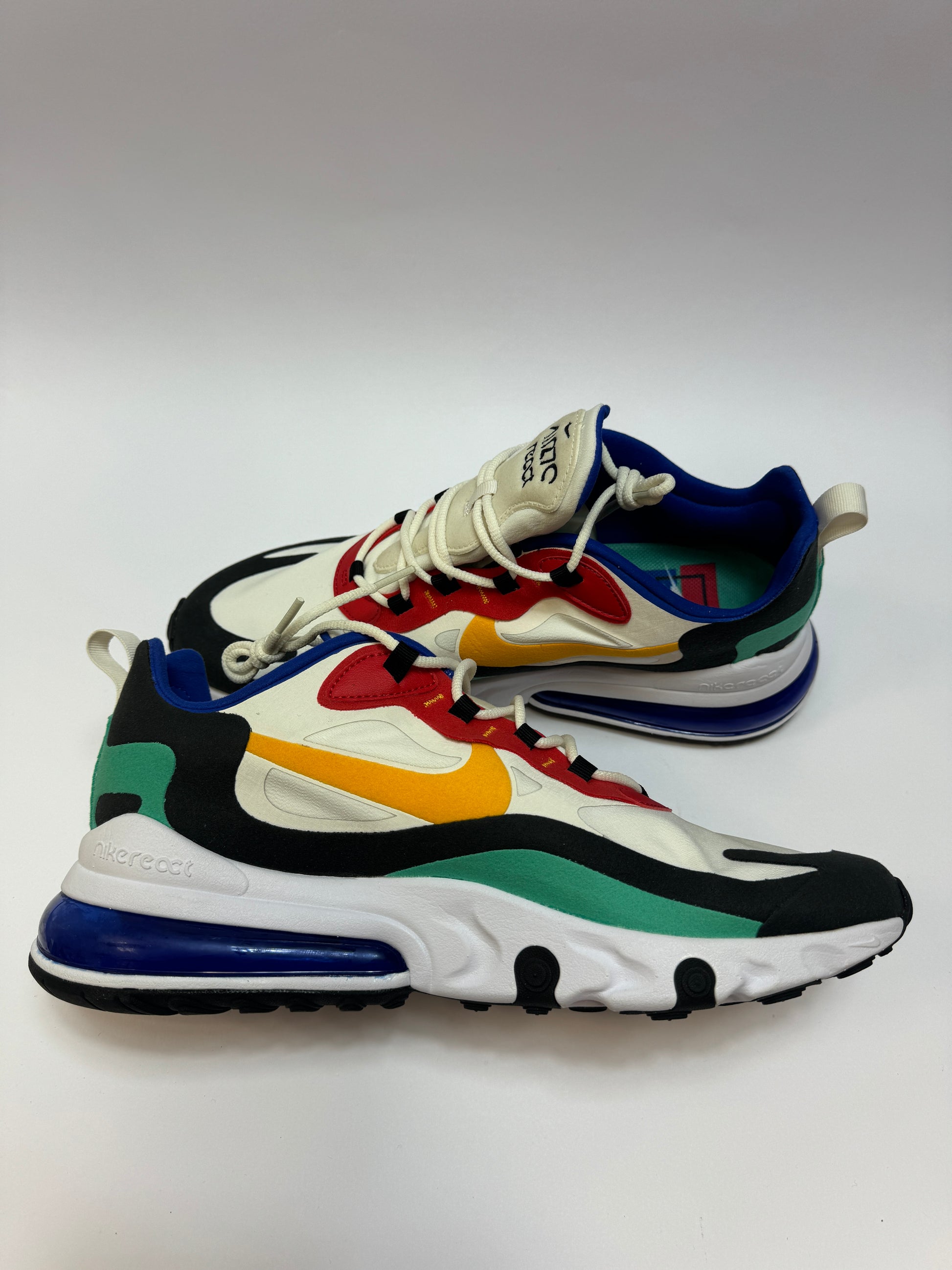 Innenansicht des Sneakers mit komfortablem Lining und dynamischen Farbflächen der React-Technologie.