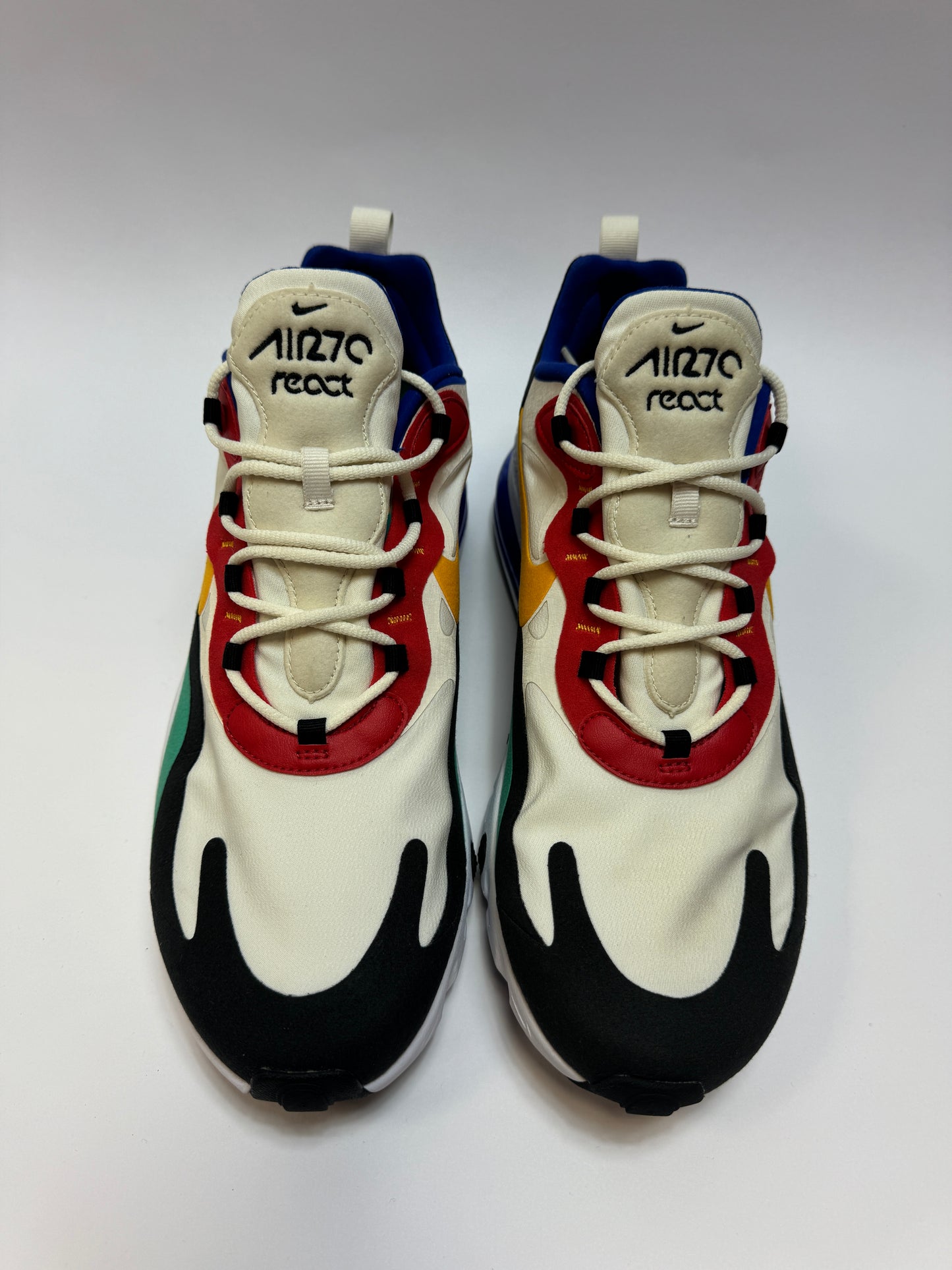 Draufsicht auf beide Sneaker mit deutlichem Kontrast der Farbkomponenten und organischem Design.