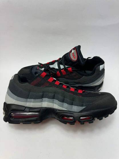 Innenansicht des Nike Air Max 95 Liverpool FC mit charakteristischen anatomisch inspirierten Designlinien