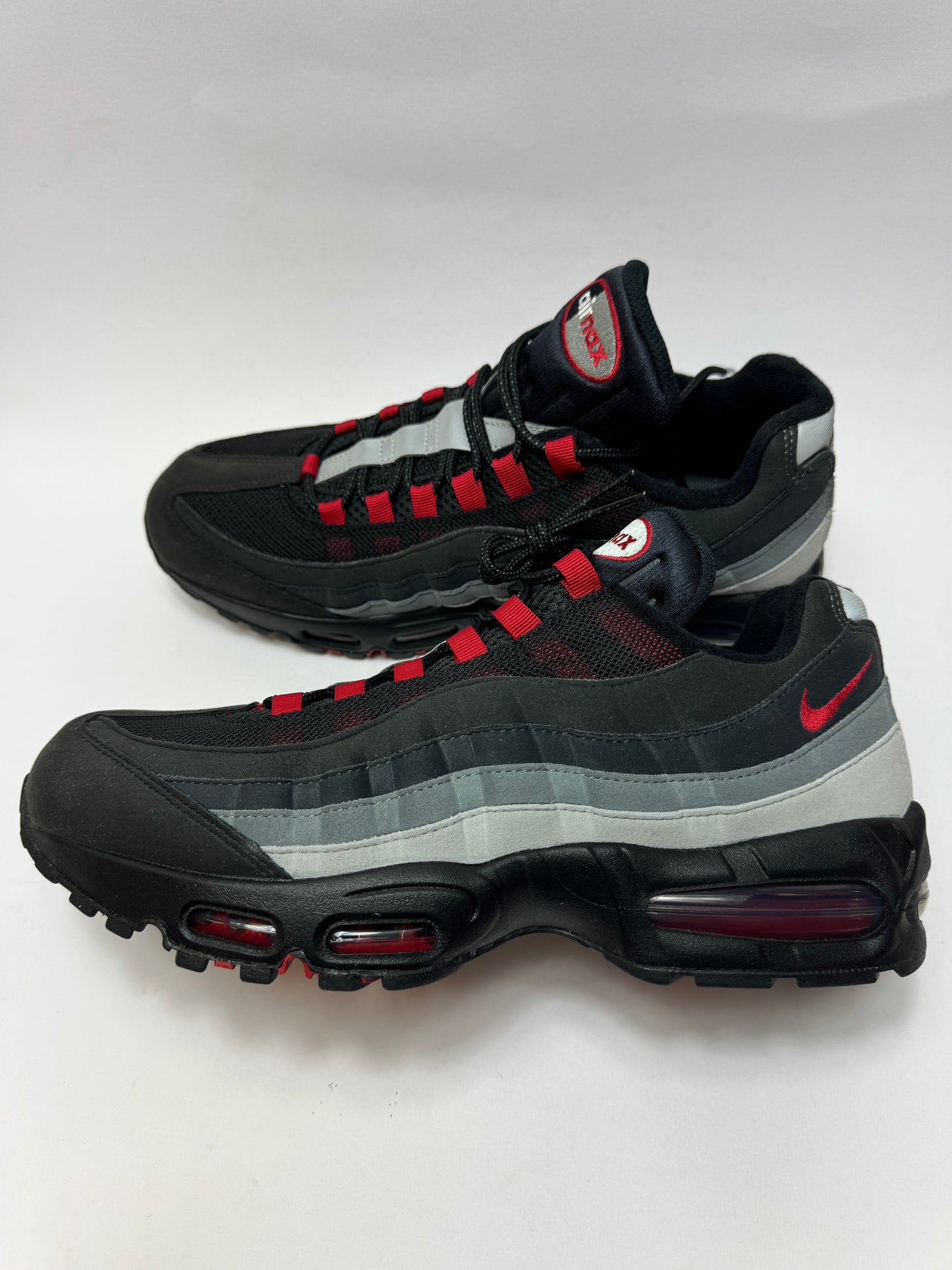 Seitenansicht des Nike Air Max 95 Liverpool FC mit schwarzem und grauem Layered Upper sowie Gym-Red-Akzenten