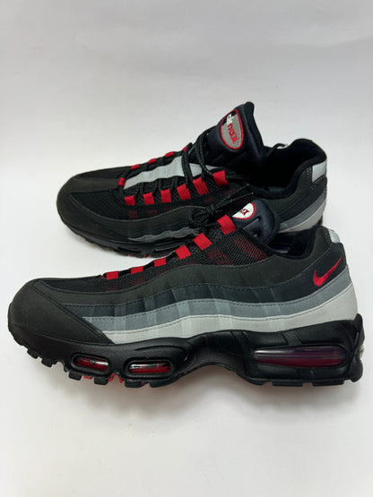Seitenansicht des Nike Air Max 95 Liverpool FC mit schwarzem und grauem Layered Upper sowie Gym-Red-Akzenten