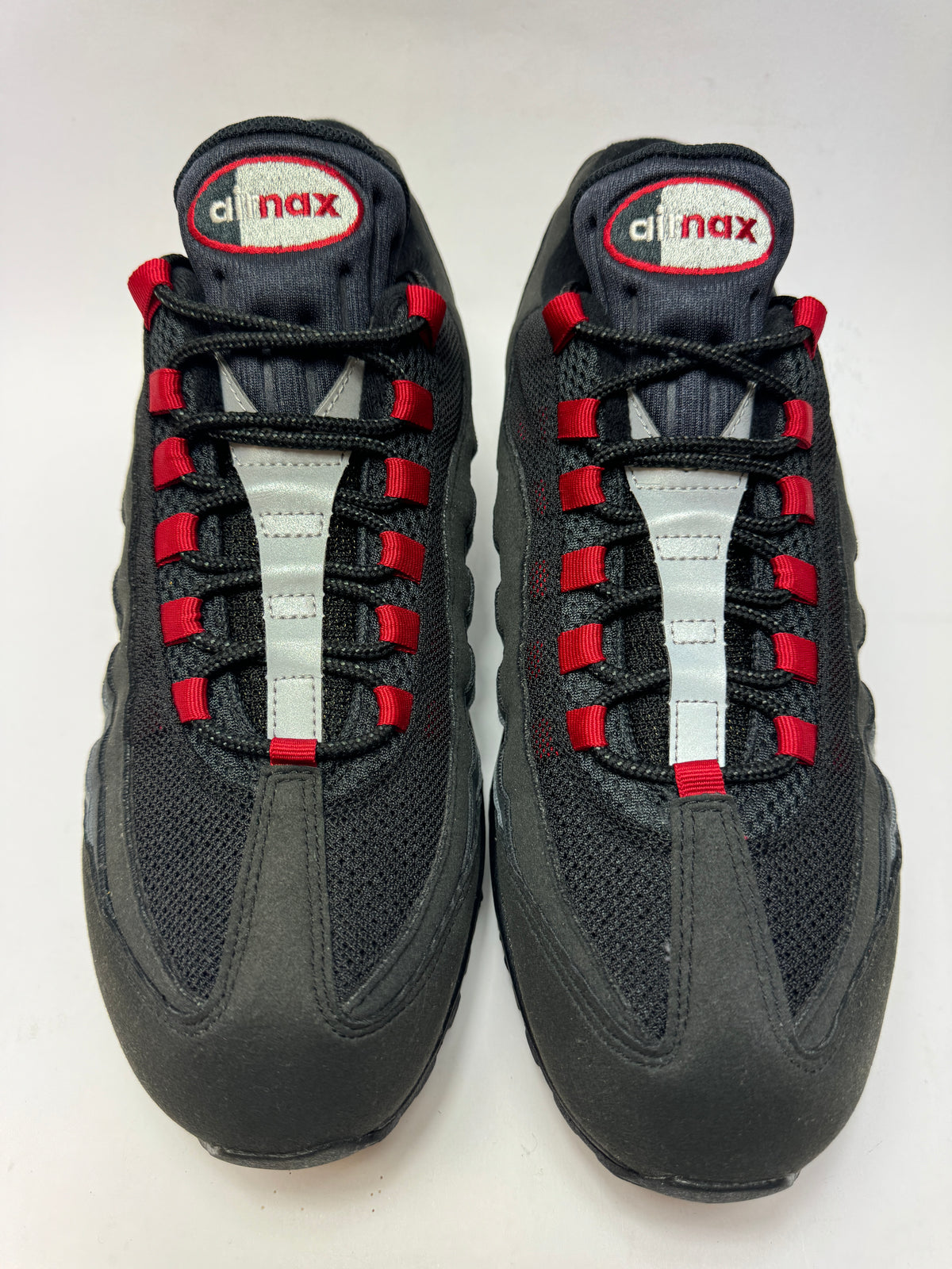 Draufsicht auf beide Nike Air Max 95 Liverpool FC mit schwarzer Schnürung und roten Akzenten