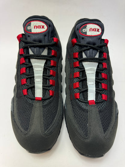 Draufsicht auf beide Nike Air Max 95 Liverpool FC mit schwarzer Schnürung und roten Akzenten