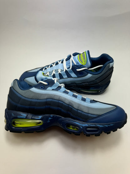 Innenansicht des Sneakers mit verschiedenen Psychic-Blue- und Mystic-Navy-Elementen