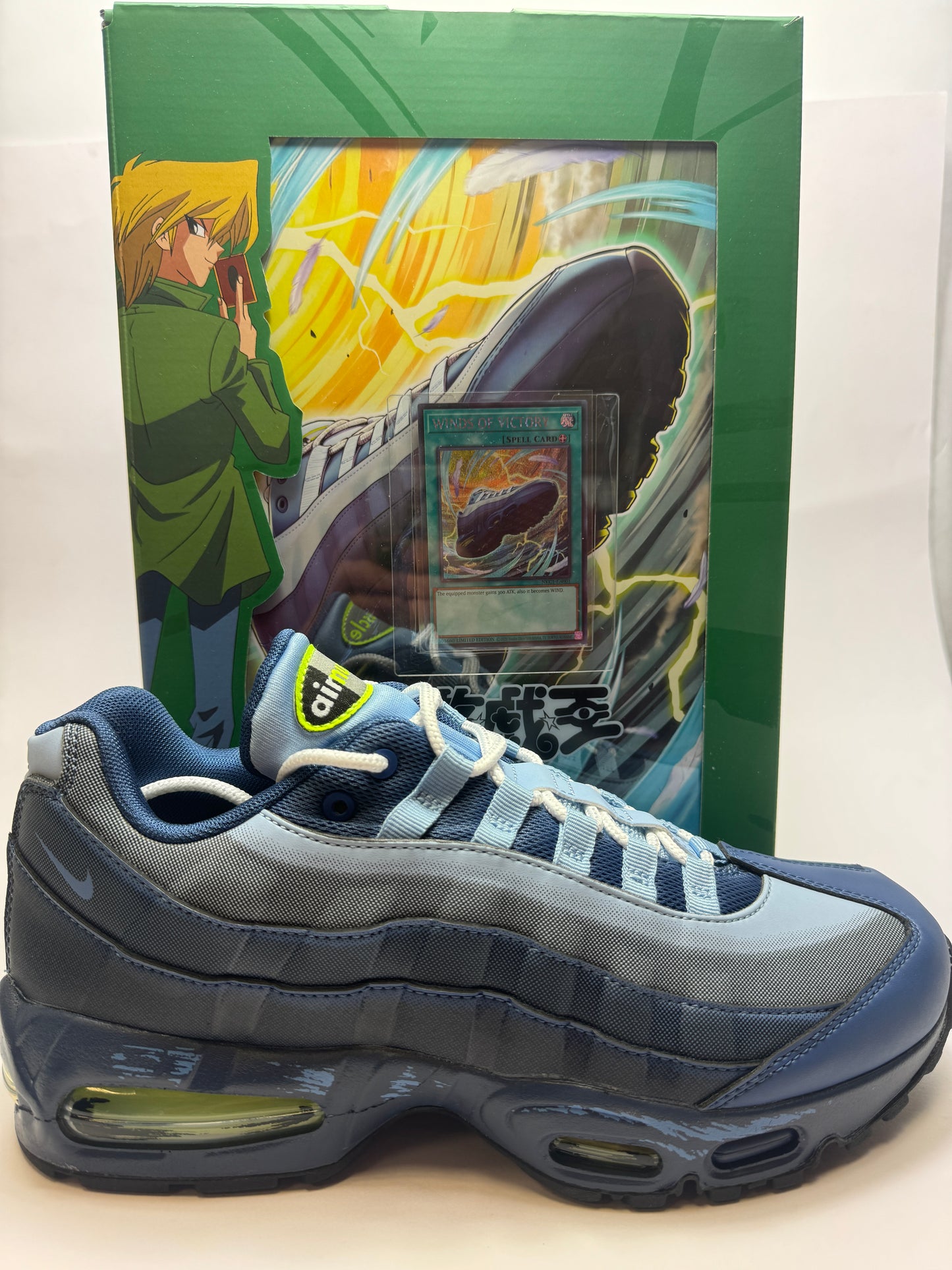 Seitenansicht des Nike Air Max Muscle 95 Yu-Gi-Oh! Joey mit mehrschichtigem blauem Upper und Volt-Akzenten