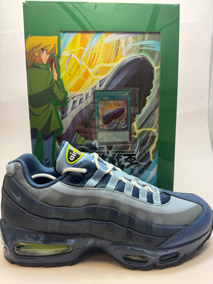 Seitenansicht des Nike Air Max Muscle 95 Yu-Gi-Oh! Joey mit mehrschichtigem blauem Upper und Volt-Akzenten