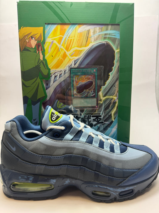 Seitenansicht des Nike Air Max Muscle 95 Yu-Gi-Oh! Joey mit mehrschichtigem blauem Upper und Volt-Akzenten