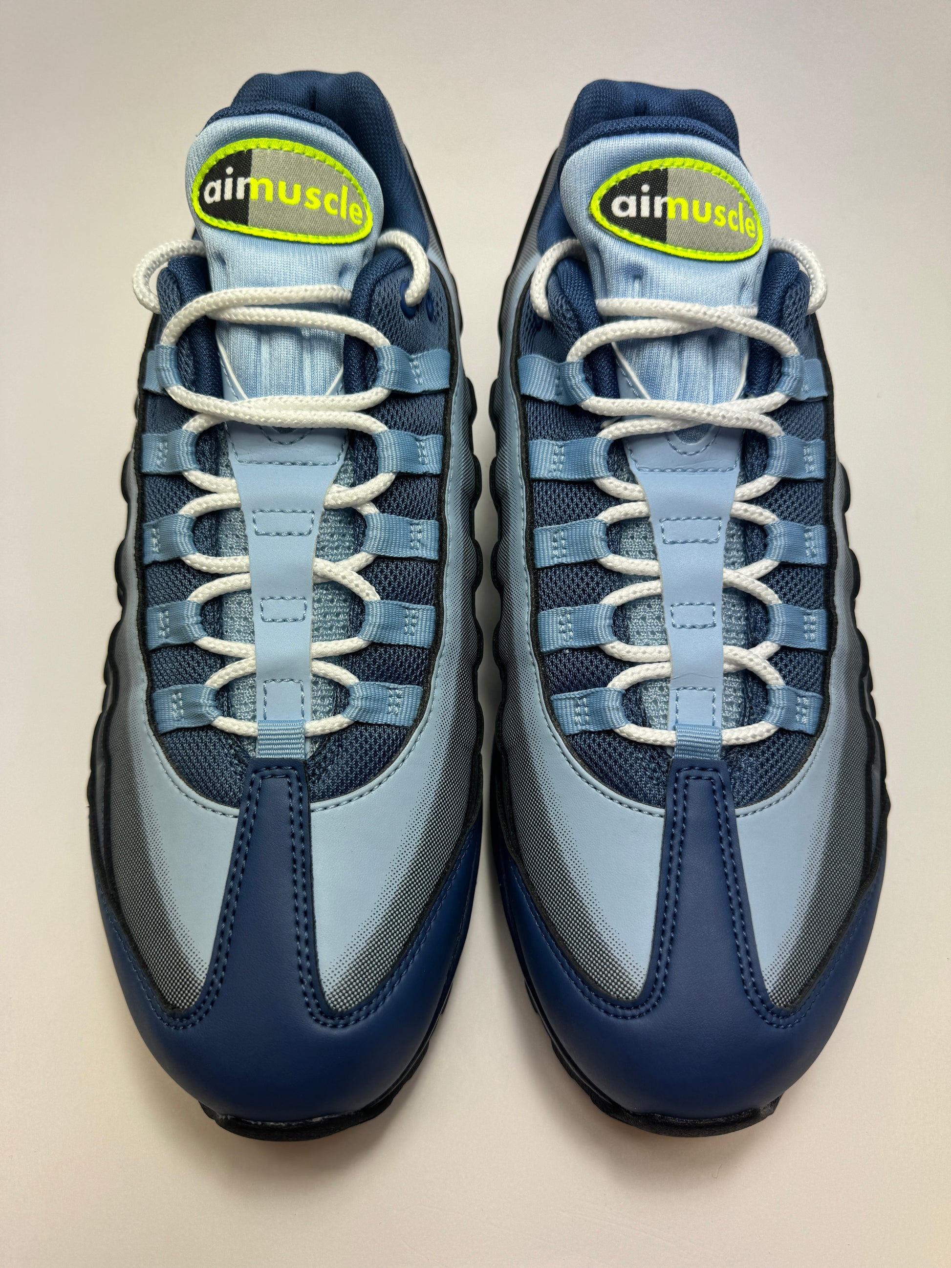 Draufsicht auf beide Sneaker mit charakteristischen Yu-Gi-Oh!-Details und markanter Air Max 95 Silhouette