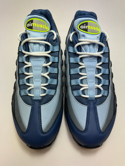 Draufsicht auf beide Sneaker mit charakteristischen Yu-Gi-Oh!-Details und markanter Air Max 95 Silhouette