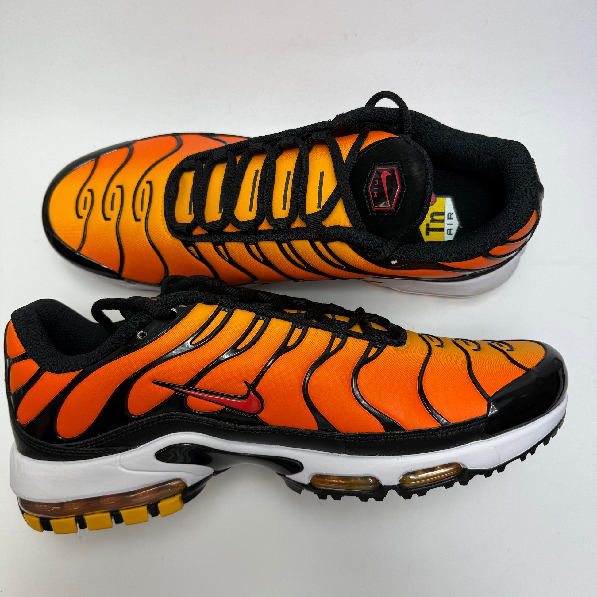 Innenansicht des Sneakers mit charakteristischem Sunset-Colorway und klassischer TN-Silhouette