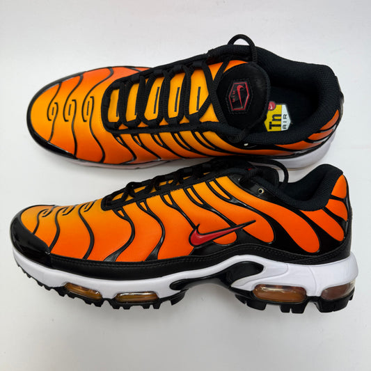 Seitenansicht des Nike Air Max Plus Golf Sunset mit orange-rotem Farbverlauf und schwarzen TPU-Elementen