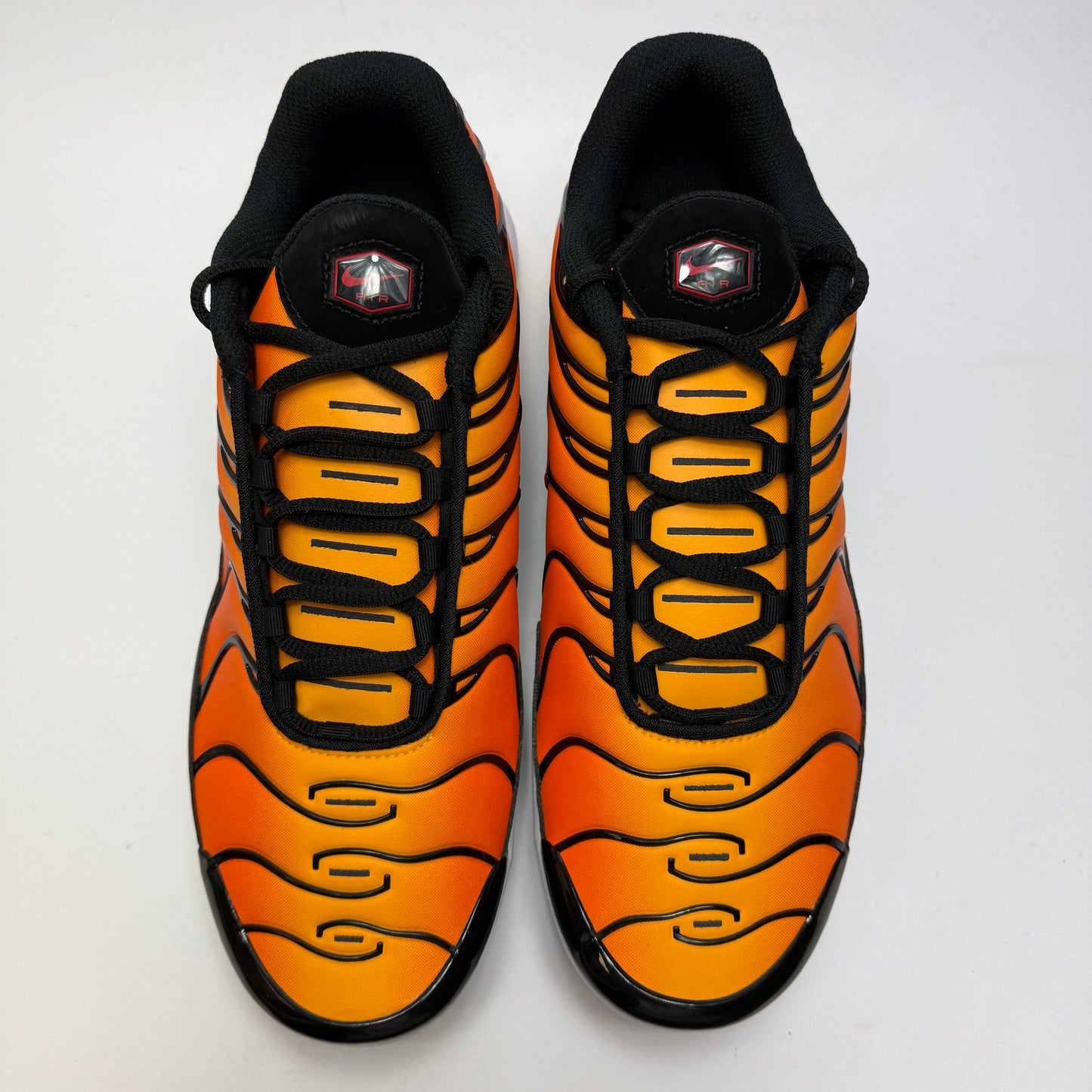 Draufsicht auf beide Sneaker mit schwarzer Schnürung und auffälligem Farbverlauf
