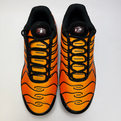 Draufsicht auf beide Sneaker mit schwarzer Schnürung und auffälligem Farbverlauf
