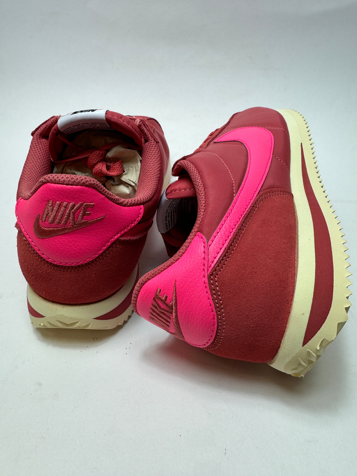 Rückansicht des Nike Cortez Textile Adobe mit klassischem Nike Heel Branding und kontrastreicher Farbgestaltung
