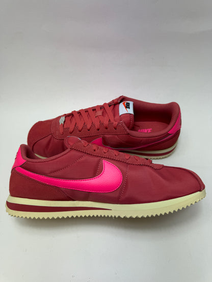 Innenansicht des Nike Cortez Textile Adobe mit klassischer Cortez-Silhouette und kontrastierenden Details