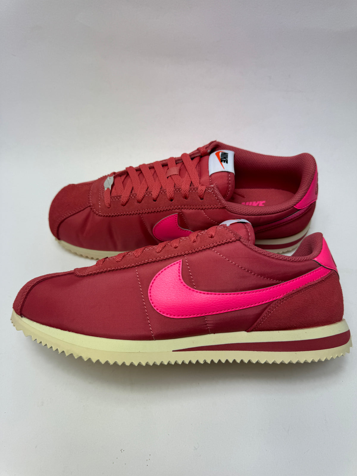 Seitenansicht des Nike Cortez Textile Adobe mit textilem Upper und farbigen Safety-Orange- und Hyper-Pink-Akzenten