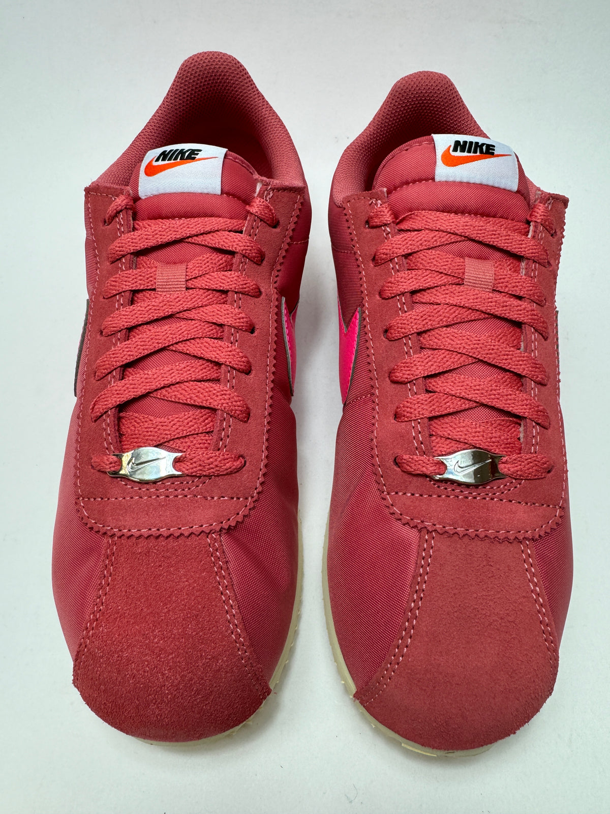Draufsicht auf beide Nike Cortez Textile Adobe mit Schnürung und charakteristischem Retro-Running-Design