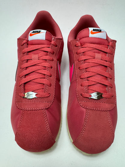 Draufsicht auf beide Nike Cortez Textile Adobe mit Schnürung und charakteristischem Retro-Running-Design
