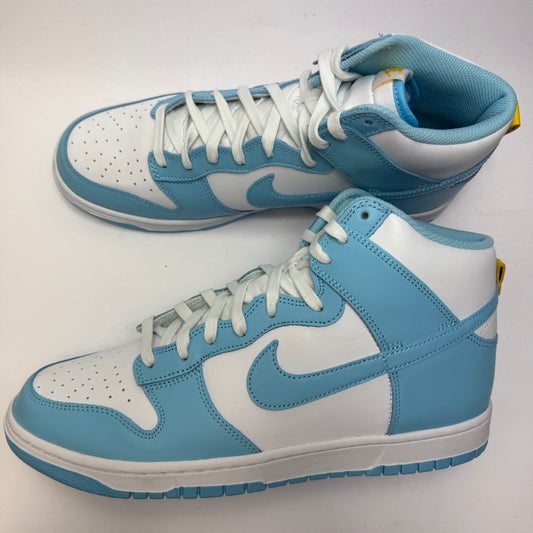 Seitenansicht des Nike Dunk High Blue Chill mit weißer Lederbasis, hellblauen Overlays und Amarillo-gelben Akzenten