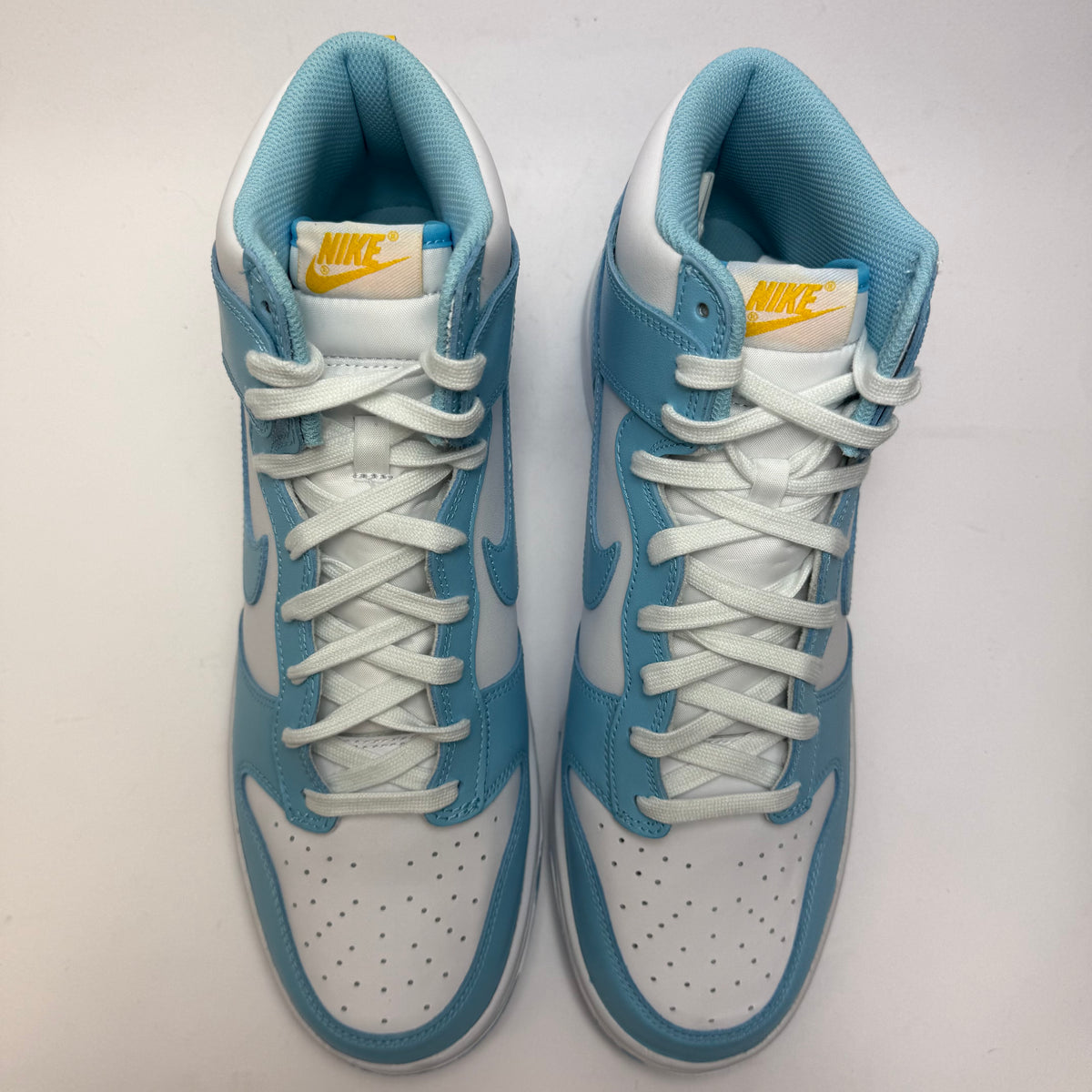 Draufsicht auf beide Nike Dunk High Blue Chill mit weißer Schnürung und klassischer Dunk-High-Silhouette