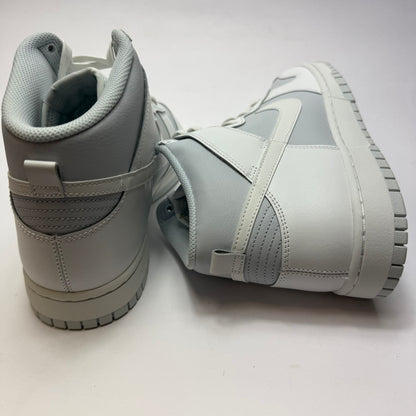 Rückansicht des Nike Dunk High Summit White Pure Platinum mit minimalistischem White-and-Grey-Design