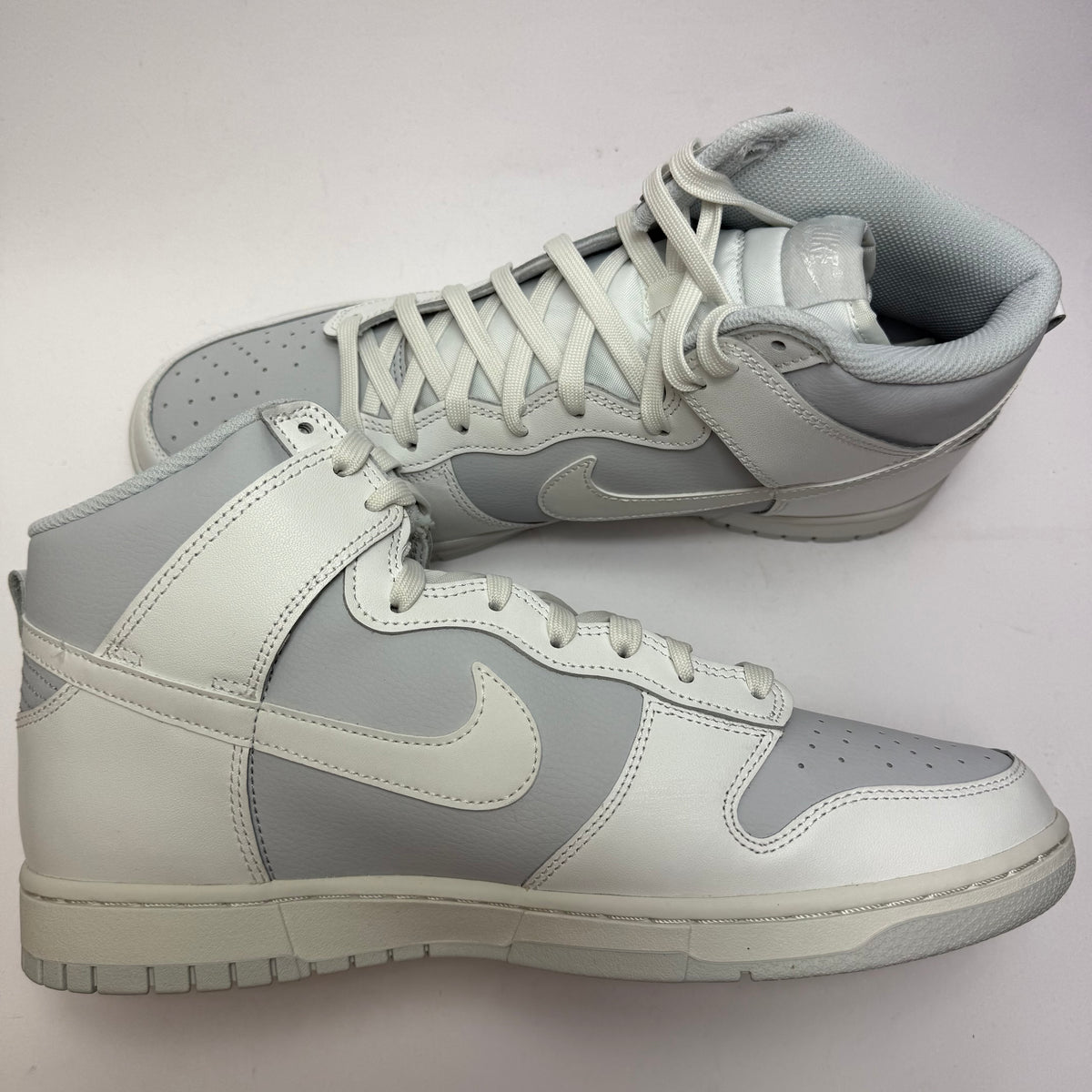 Innenansicht des Nike Dunk High Summit White Pure Platinum mit klassischem Dunk-High-Colorblocking