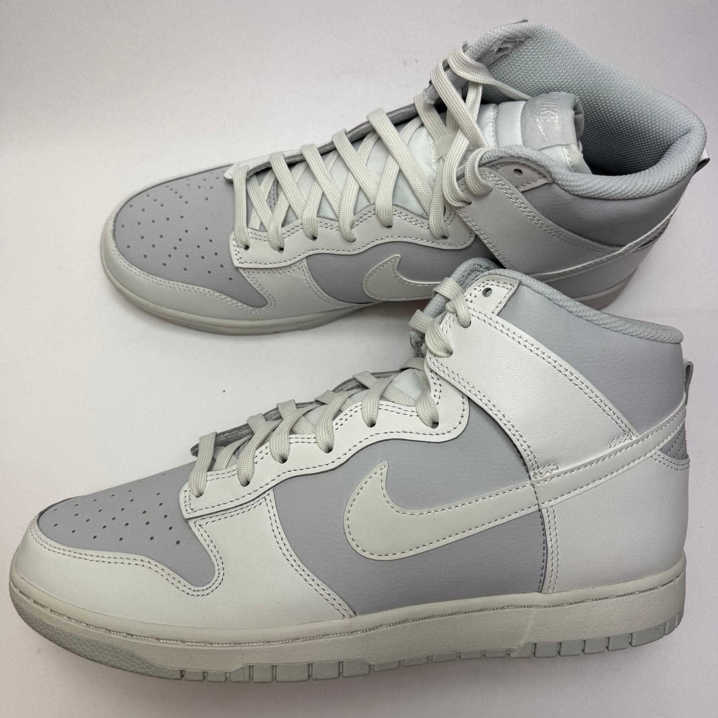 Seitenansicht des Nike Dunk High Summit White Pure Platinum mit cleanem Leder-Upper in Weiß und dezentem Grau