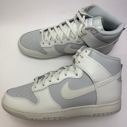 Seitenansicht des Nike Dunk High Summit White Pure Platinum mit cleanem Leder-Upper in Weiß und dezentem Grau