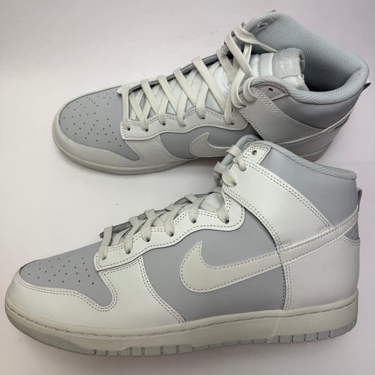 Seitenansicht des Nike Dunk High Summit White Pure Platinum mit cleanem Leder-Upper in Weiß und dezentem Grau