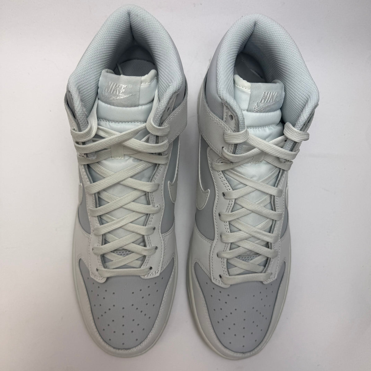 Draufsicht auf beide Nike Dunk High Summit White Pure Platinum mit weißer Schnürung und perforierter Toe Box