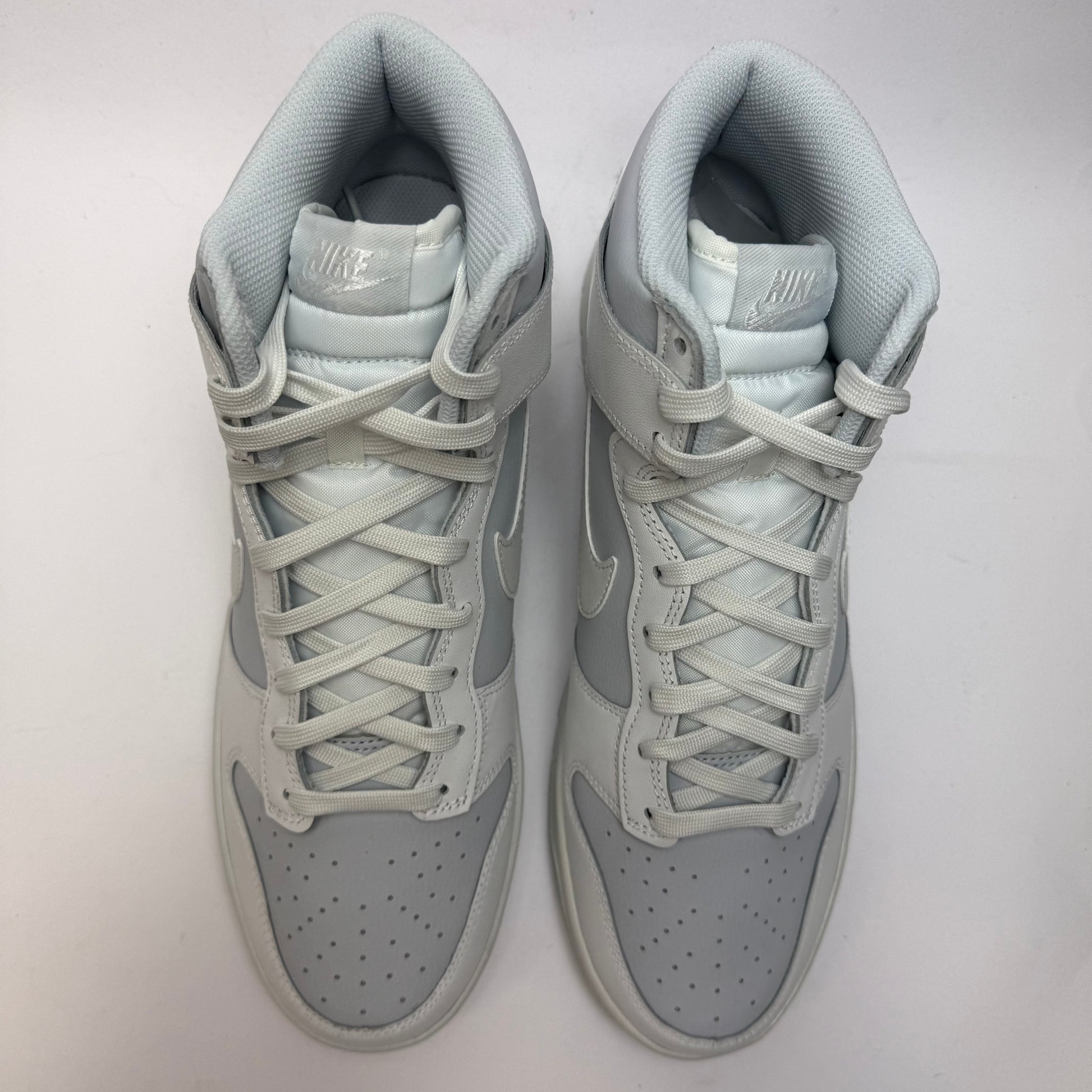 Draufsicht auf beide Nike Dunk High Summit White Pure Platinum mit weißer Schnürung und perforierter Toe Box