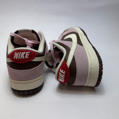 Rückansicht des Modells mit kontrastreichen Details und Nike Branding auf der Ferse.