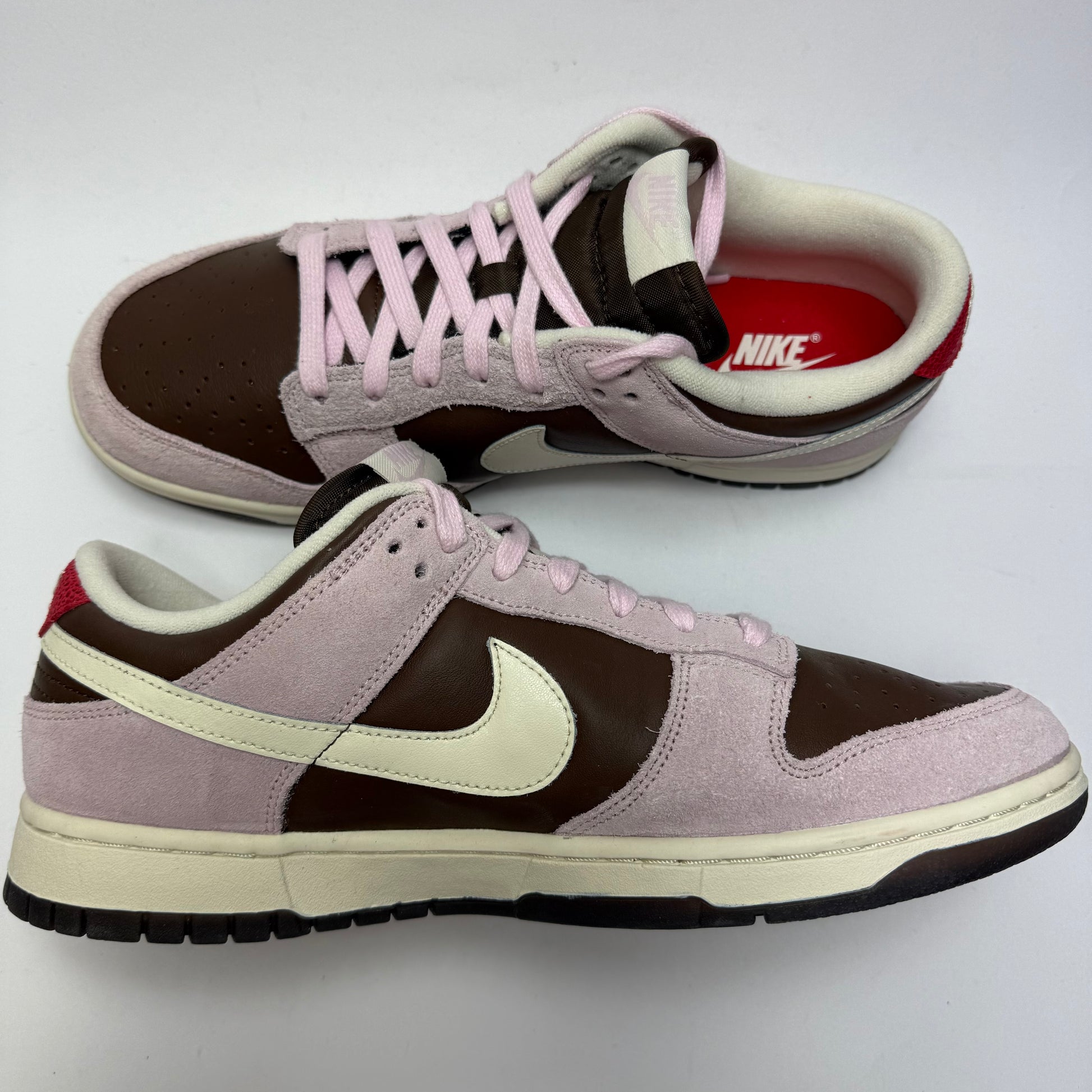 Innenansicht des Sneakers mit weichem Colorblocking und klassischer Dunk-Silhouette.