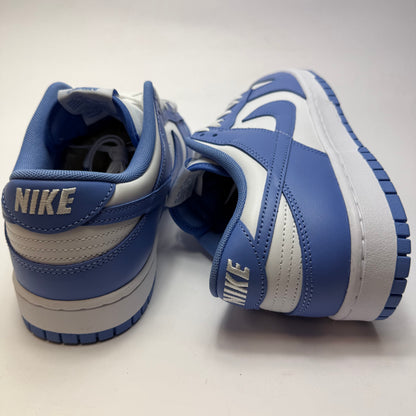 Rückansicht des Modells mit Nike Branding und Polar-Blue Leder-Overlay