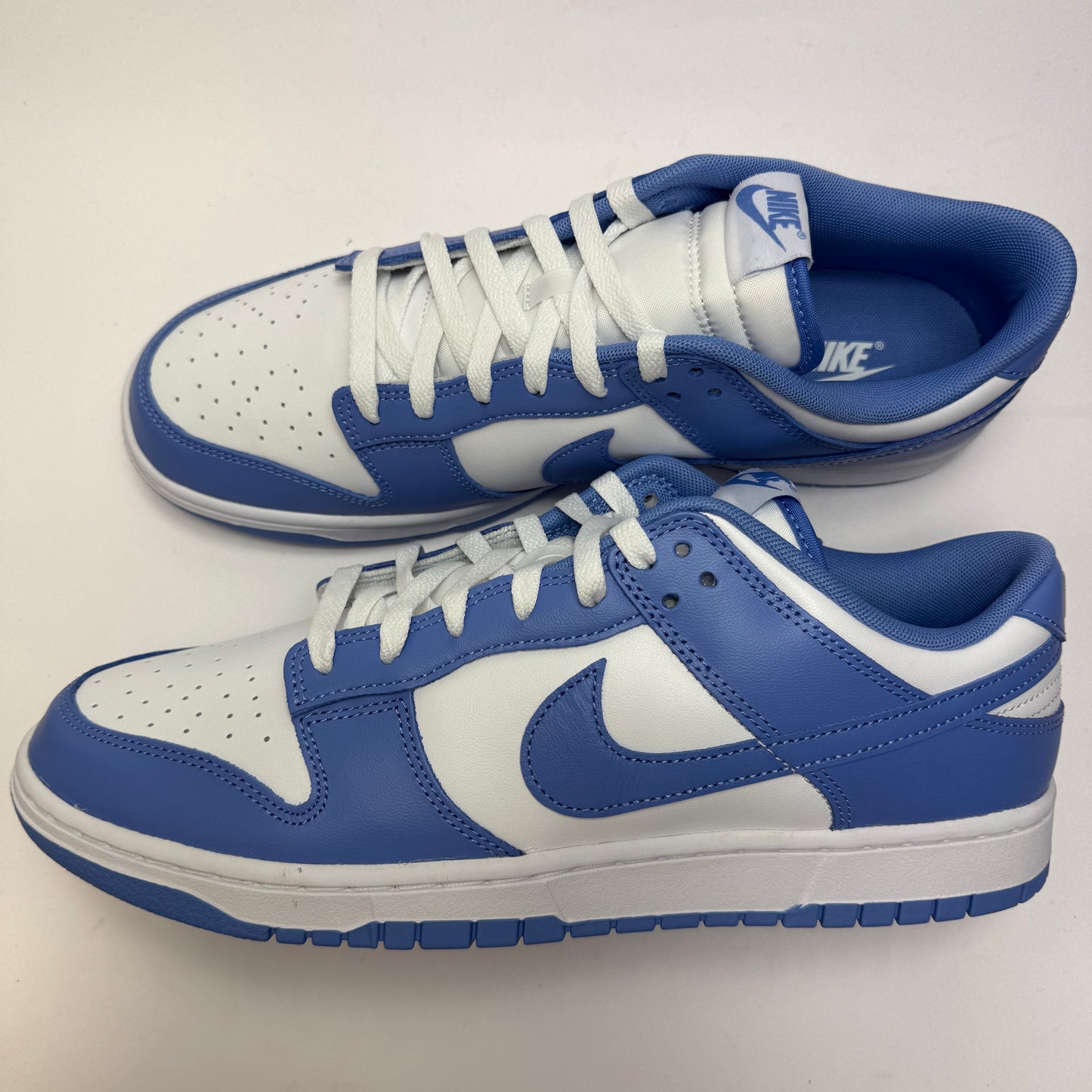 Innenansicht des Sneakers mit klassischem Two-Tone-Colorblocking und blauem Nike Swoosh