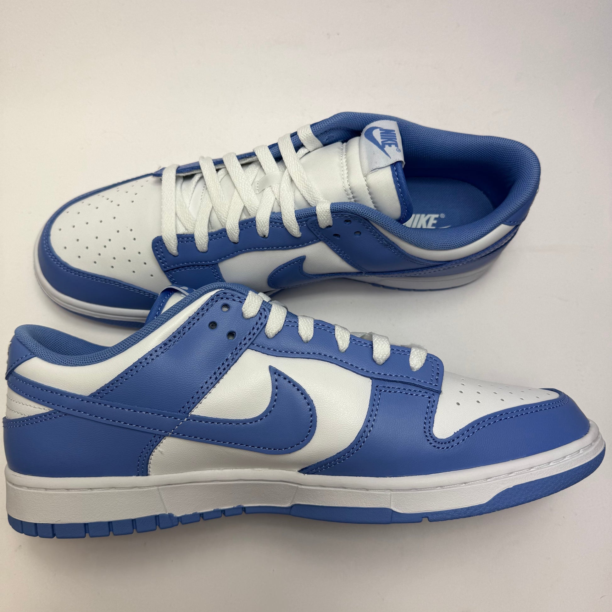 Seitenansicht des Nike Dunk Low Polar Blue mit weißer Lederbasis und Polar-Blue-Overlays