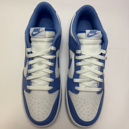 Draufsicht auf beide Sneaker mit weißer Schnürung und perforierter Toebox